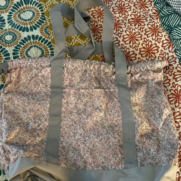 Thirty-One cinch top tote & matching pouch - Picture 2 of 9